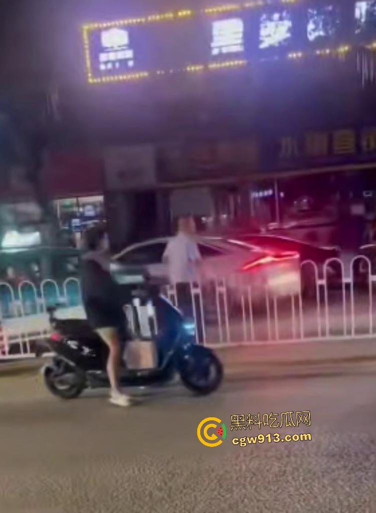 9月3日凌晨岳阳天伦国际,酒驾司机直接撞车逃逸,交警棍敲玻璃都没用,观众连忙说牛逼牛逼! 第6张 9月3日凌晨岳阳天伦国际,酒驾司机直接撞车逃逸,交警棍敲玻璃都没用,观众连忙说牛逼牛逼! 第6张