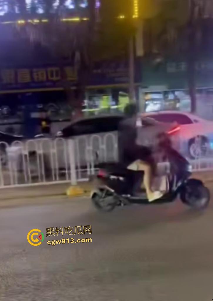 9月3日凌晨岳阳天伦国际,酒驾司机直接撞车逃逸,交警棍敲玻璃都没用,观众连忙说牛逼牛逼! 第7张 9月3日凌晨岳阳天伦国际,酒驾司机直接撞车逃逸,交警棍敲玻璃都没用,观众连忙说牛逼牛逼! 第7张