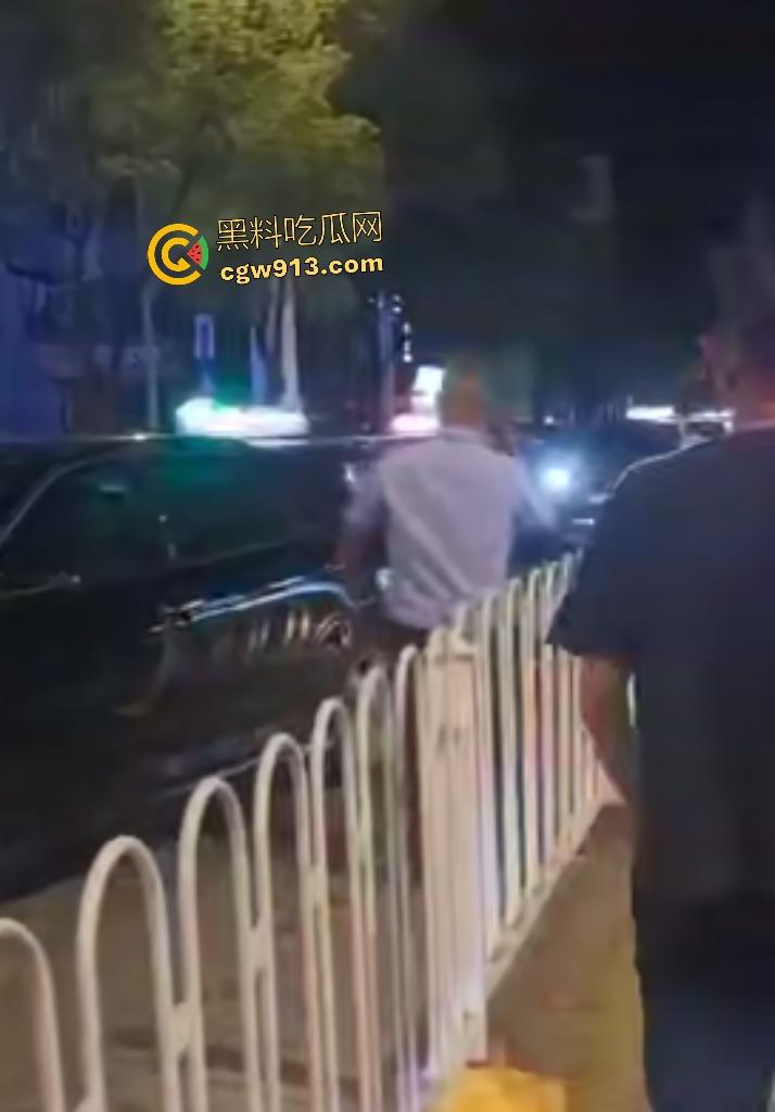 9月3日凌晨岳阳天伦国际,酒驾司机直接撞车逃逸,交警棍敲玻璃都没用,观众连忙说牛逼牛逼! 第8张 9月3日凌晨岳阳天伦国际,酒驾司机直接撞车逃逸,交警棍敲玻璃都没用,观众连忙说牛逼牛逼! 第8张