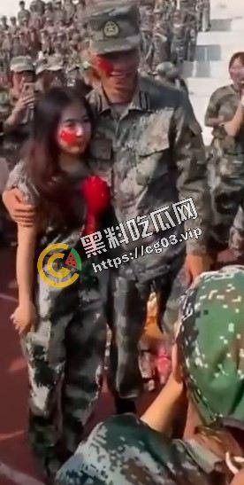 畜生!高一军训教官当众表白小姑娘 不知廉耻对高中生下手 还当众亲上了 第2张 畜生!高一军训教官当众表白小姑娘 不知廉耻对高中生下手 还当众亲上了 第2张