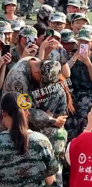 畜生!高一军训教官当众表白小姑娘 不知廉耻对高中生下手 还当众亲上了 第5张 畜生!高一军训教官当众表白小姑娘 不知廉耻对高中生下手 还当众亲上了 第5张