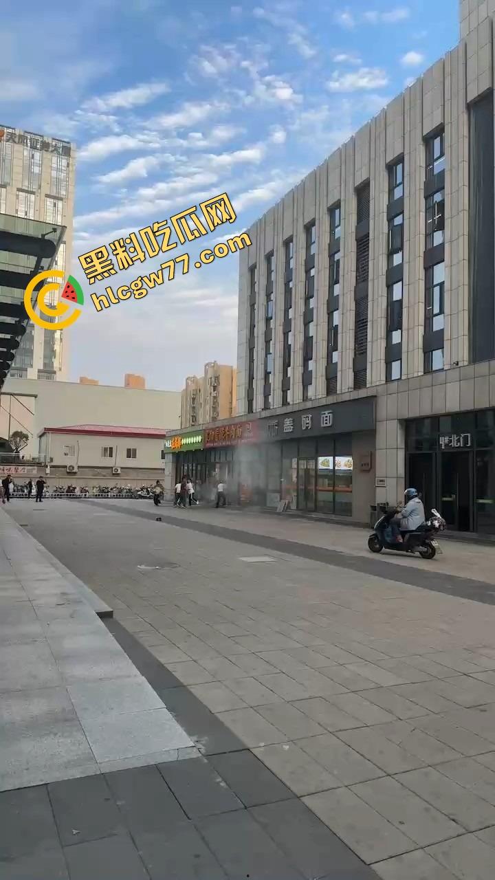 武汉光谷牛肉面店惊现砍人案,一言不合刀光乱舞,食客吓得连汤都没顾上喝就开跑! 第2张 武汉光谷牛肉面店惊现砍人案,一言不合刀光乱舞,食客吓得连汤都没顾上喝就开跑! 第2张