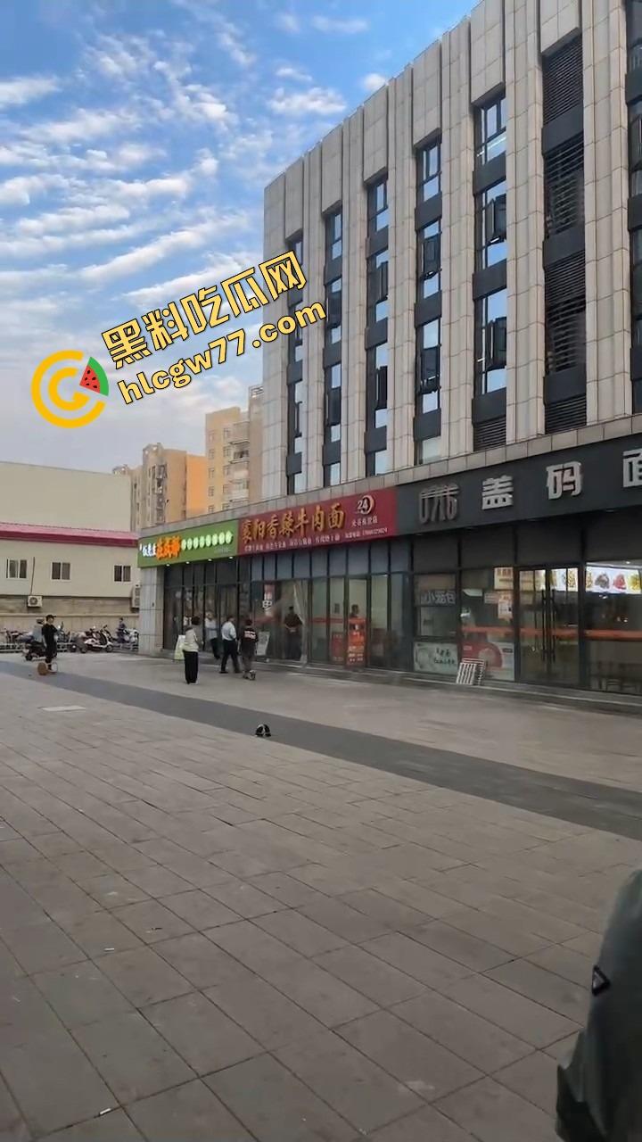 武汉光谷牛肉面店惊现砍人案,一言不合刀光乱舞,食客吓得连汤都没顾上喝就开跑! 第3张 武汉光谷牛肉面店惊现砍人案,一言不合刀光乱舞,食客吓得连汤都没顾上喝就开跑! 第3张