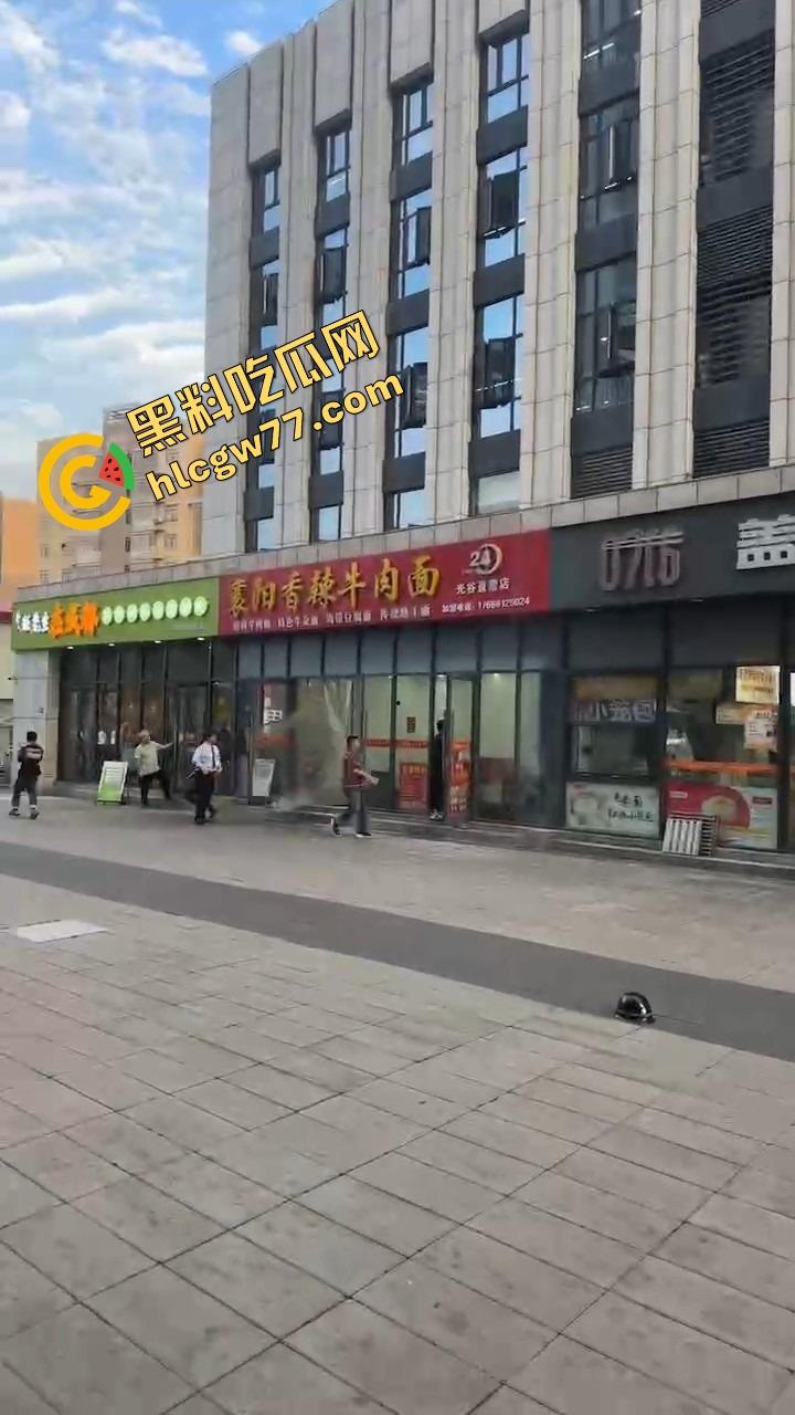 武汉光谷牛肉面店惊现砍人案,一言不合刀光乱舞,食客吓得连汤都没顾上喝就开跑! 第4张 武汉光谷牛肉面店惊现砍人案,一言不合刀光乱舞,食客吓得连汤都没顾上喝就开跑! 第4张