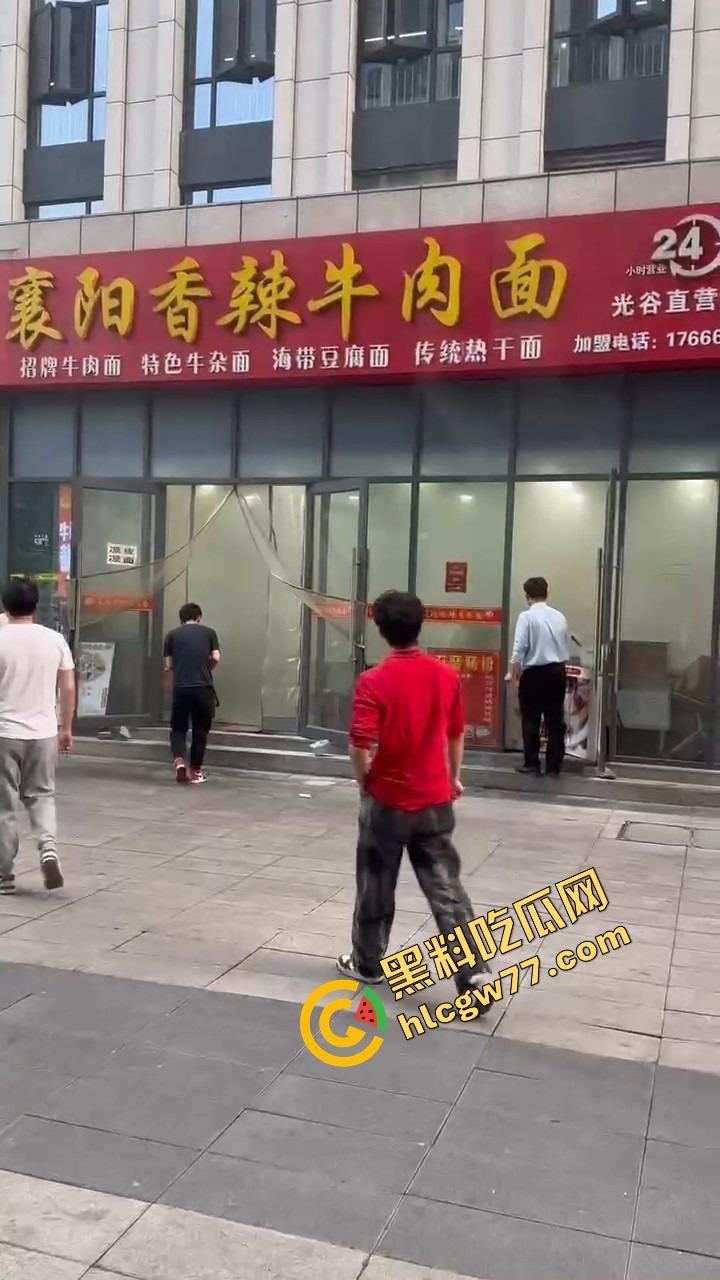 武汉光谷牛肉面店惊现砍人案,一言不合刀光乱舞,食客吓得连汤都没顾上喝就开跑! 第6张 武汉光谷牛肉面店惊现砍人案,一言不合刀光乱舞,食客吓得连汤都没顾上喝就开跑! 第6张