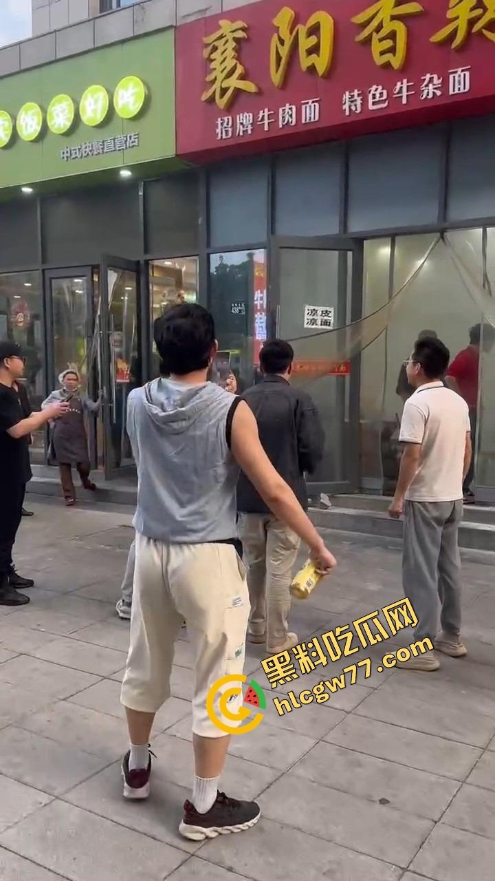 武汉光谷牛肉面店惊现砍人案,一言不合刀光乱舞,食客吓得连汤都没顾上喝就开跑! 第7张 武汉光谷牛肉面店惊现砍人案,一言不合刀光乱舞,食客吓得连汤都没顾上喝就开跑! 第7张