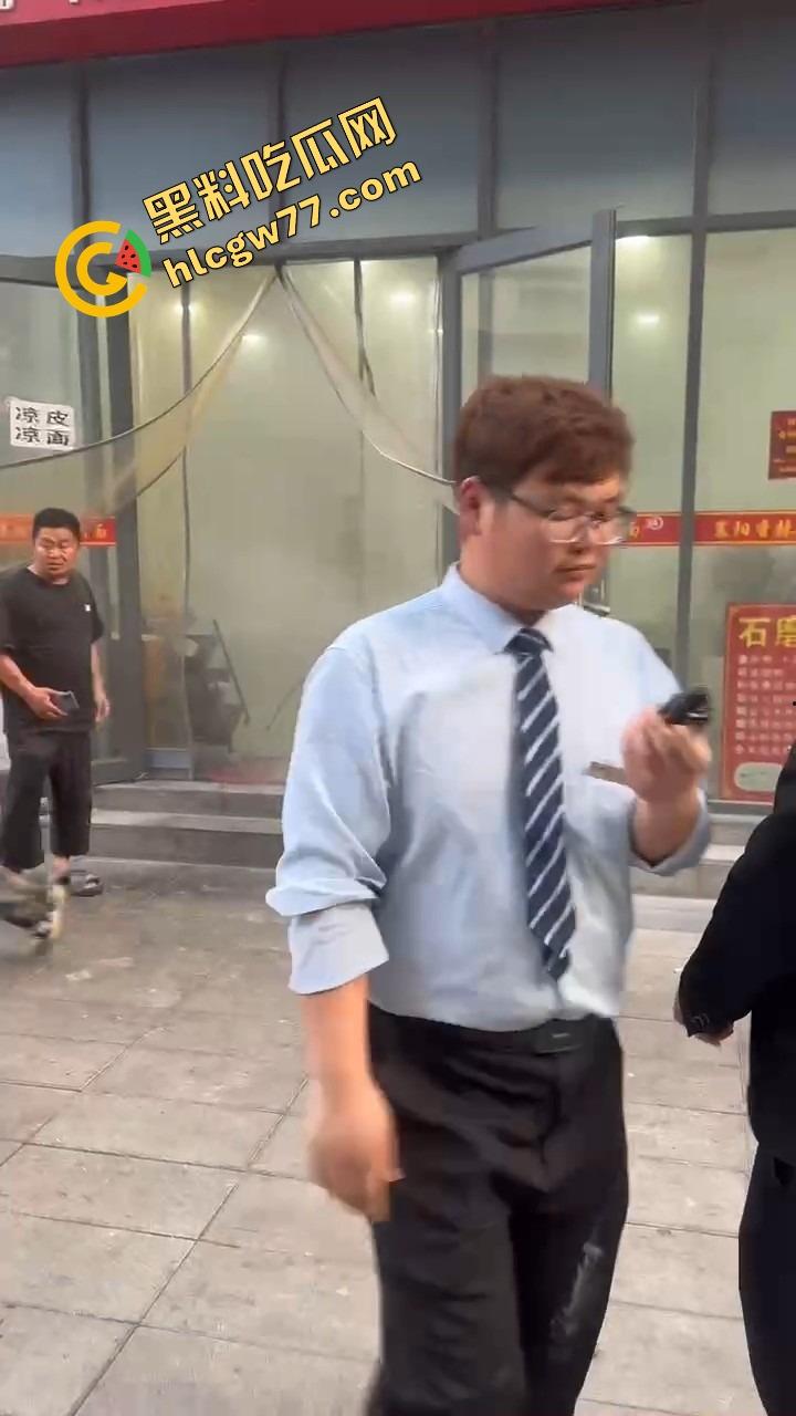 武汉光谷牛肉面店惊现砍人案,一言不合刀光乱舞,食客吓得连汤都没顾上喝就开跑! 第8张 武汉光谷牛肉面店惊现砍人案,一言不合刀光乱舞,食客吓得连汤都没顾上喝就开跑! 第8张