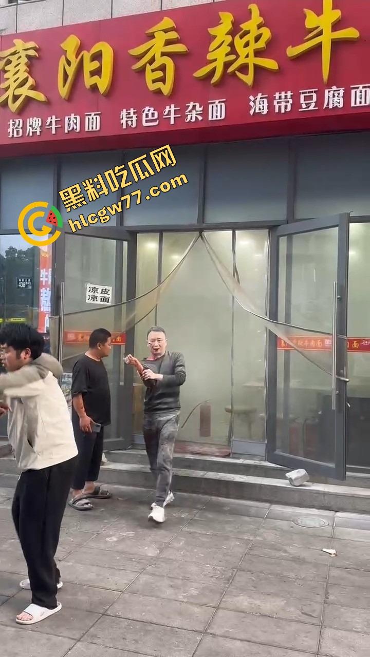 武汉光谷牛肉面店惊现砍人案,一言不合刀光乱舞,食客吓得连汤都没顾上喝就开跑! 第9张 武汉光谷牛肉面店惊现砍人案,一言不合刀光乱舞,食客吓得连汤都没顾上喝就开跑! 第9张