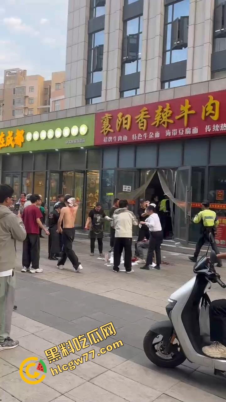 武汉光谷牛肉面店惊现砍人案,一言不合刀光乱舞,食客吓得连汤都没顾上喝就开跑! 第10张 武汉光谷牛肉面店惊现砍人案,一言不合刀光乱舞,食客吓得连汤都没顾上喝就开跑! 第10张