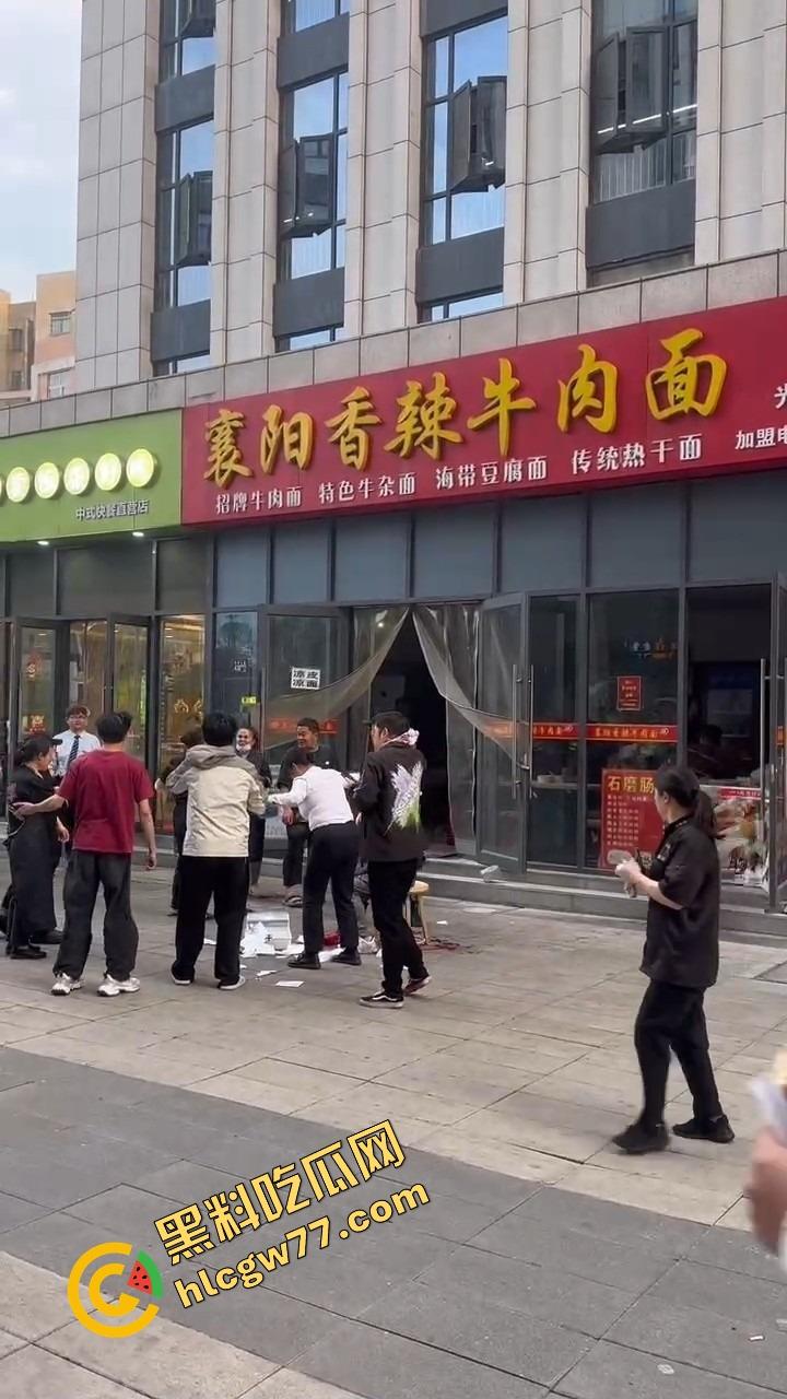 武汉光谷牛肉面店惊现砍人案,一言不合刀光乱舞,食客吓得连汤都没顾上喝就开跑! 第11张 武汉光谷牛肉面店惊现砍人案,一言不合刀光乱舞,食客吓得连汤都没顾上喝就开跑! 第11张