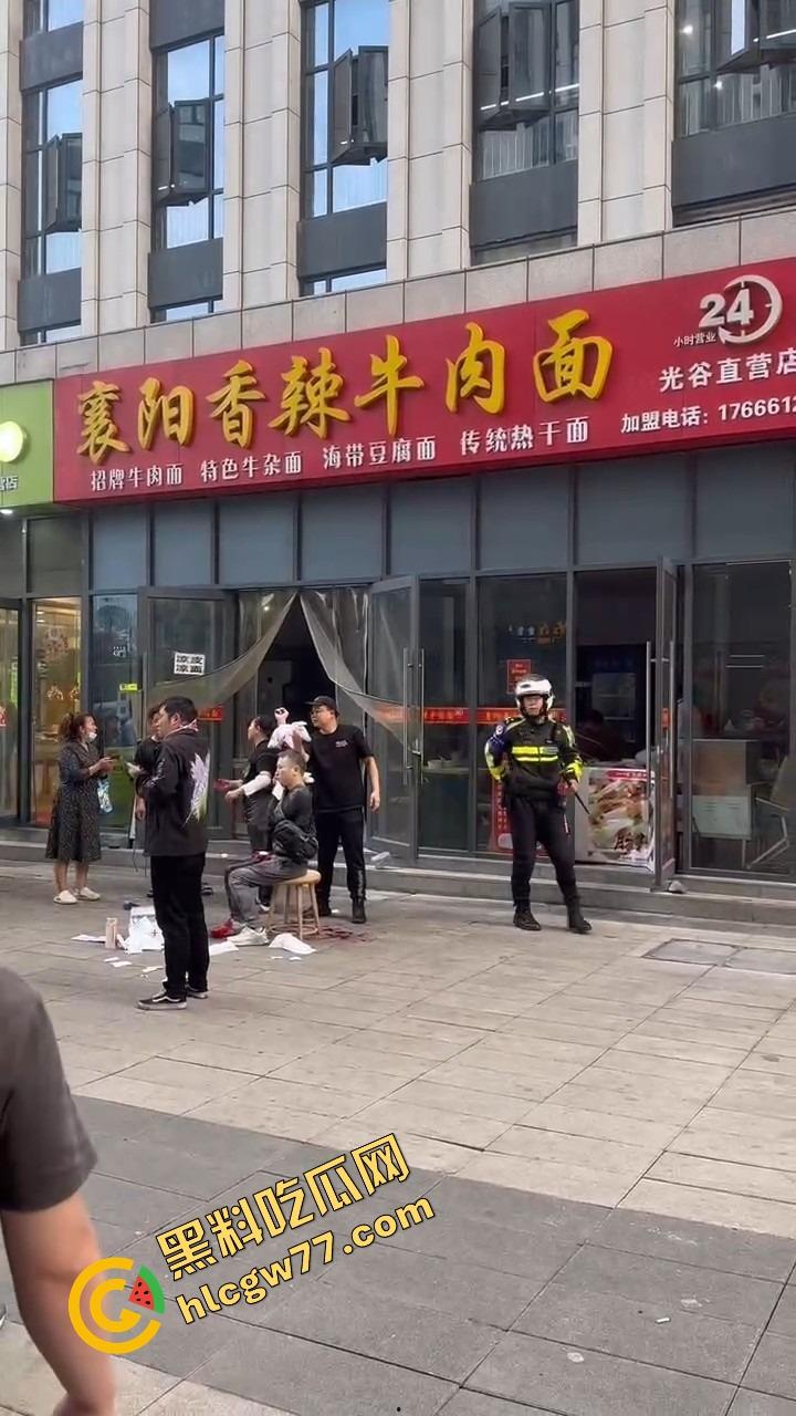 武汉光谷牛肉面店惊现砍人案,一言不合刀光乱舞,食客吓得连汤都没顾上喝就开跑! 第12张 武汉光谷牛肉面店惊现砍人案,一言不合刀光乱舞,食客吓得连汤都没顾上喝就开跑! 第12张