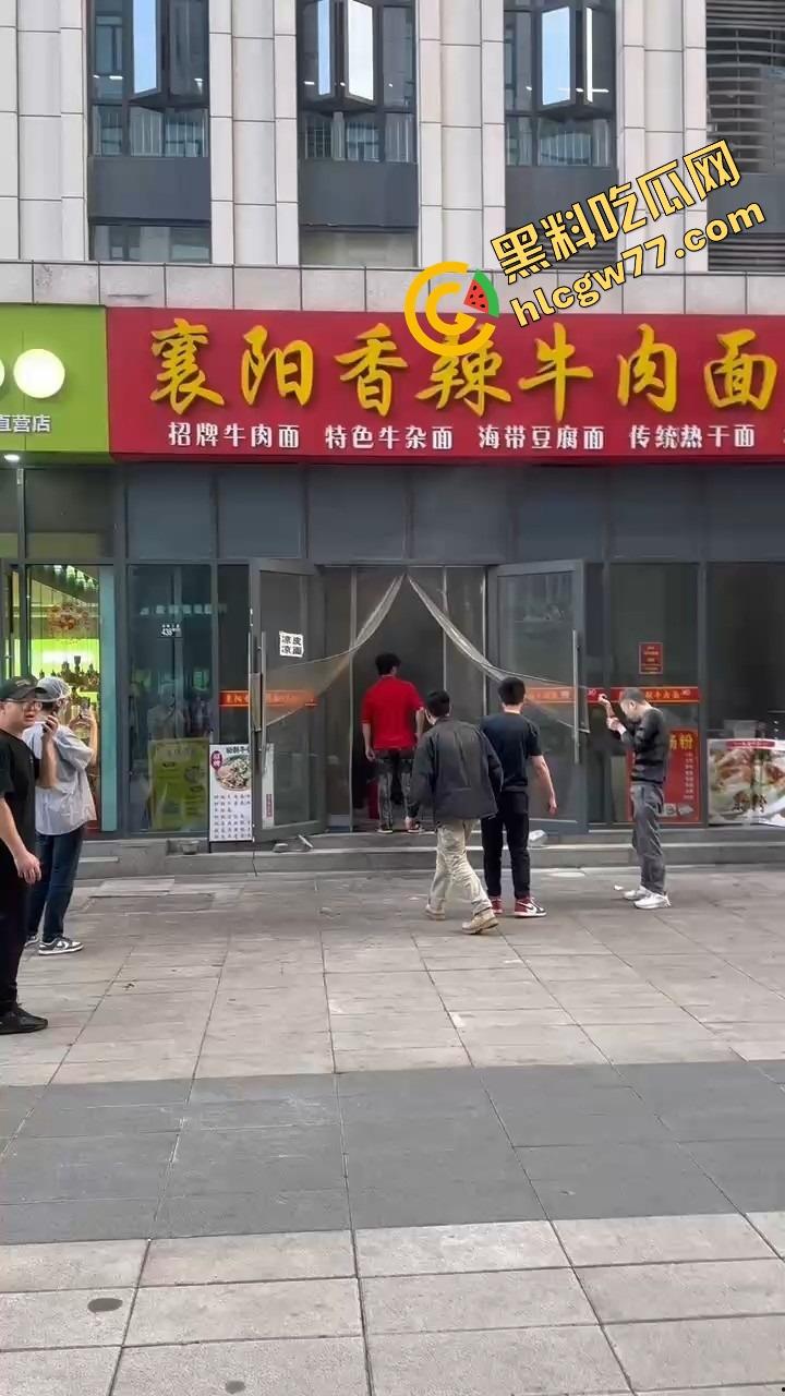武汉光谷牛肉面店惊现砍人案,一言不合刀光乱舞,食客吓得连汤都没顾上喝就开跑! 第14张 武汉光谷牛肉面店惊现砍人案,一言不合刀光乱舞,食客吓得连汤都没顾上喝就开跑! 第14张