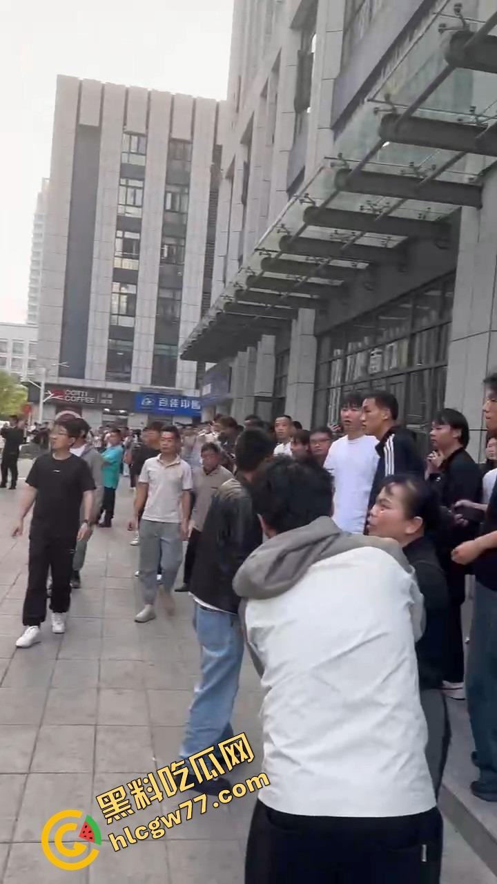 武汉光谷牛肉面店惊现砍人案,一言不合刀光乱舞,食客吓得连汤都没顾上喝就开跑! 第15张 武汉光谷牛肉面店惊现砍人案,一言不合刀光乱舞,食客吓得连汤都没顾上喝就开跑! 第15张