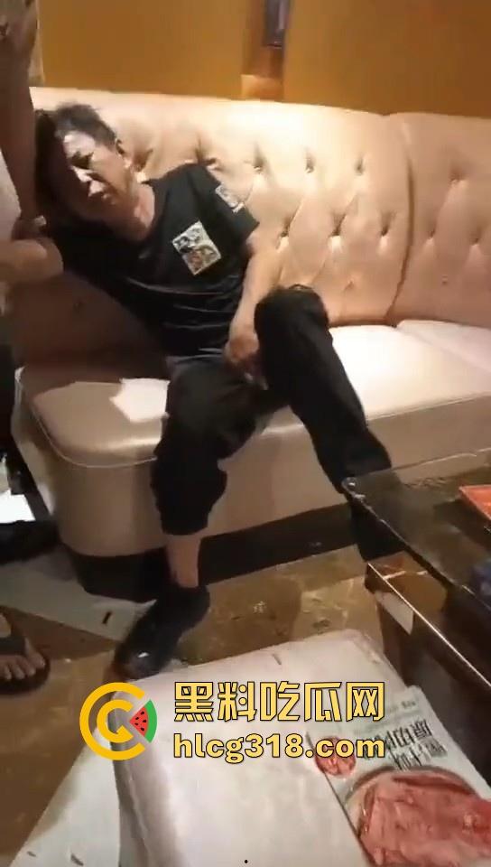 广东汕头潮阳自然局局长【欧镇武】被老婆抓奸咬坏鸡巴 嘶~这恐怕不止有点疼呀! 第4张 广东汕头潮阳自然局局长【欧镇武】被老婆抓奸咬坏鸡巴 嘶~这恐怕不止有点疼呀! 第4张