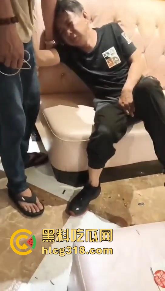 广东汕头潮阳自然局局长【欧镇武】被老婆抓奸咬坏鸡巴 嘶~这恐怕不止有点疼呀! 第5张 广东汕头潮阳自然局局长【欧镇武】被老婆抓奸咬坏鸡巴 嘶~这恐怕不止有点疼呀! 第5张