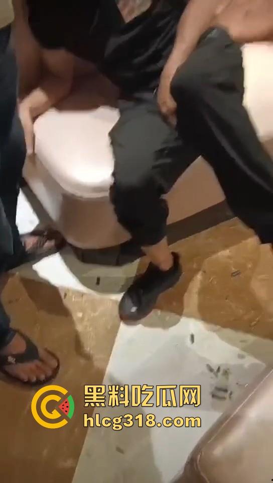 广东汕头潮阳自然局局长【欧镇武】被老婆抓奸咬坏鸡巴 嘶~这恐怕不止有点疼呀! 第9张 广东汕头潮阳自然局局长【欧镇武】被老婆抓奸咬坏鸡巴 嘶~这恐怕不止有点疼呀! 第9张