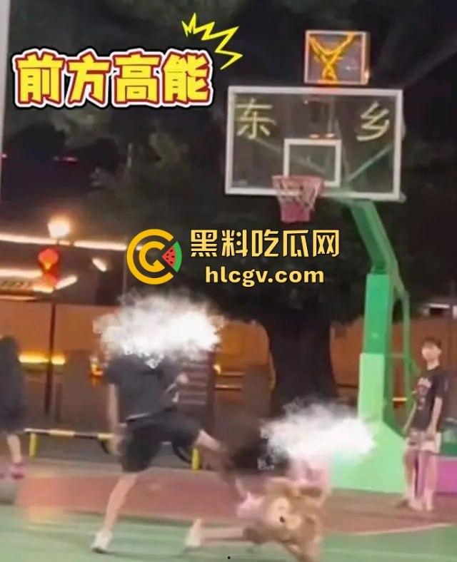 广东揭阳男孩篮球场飞踢女孩引发争议!电动车钥匙被丢失,赔偿不成暴力相向,网友分成两派! 第12张 广东揭阳男孩篮球场飞踢女孩引发争议!电动车钥匙被丢失,赔偿不成暴力相向,网友分成两派! 第12张