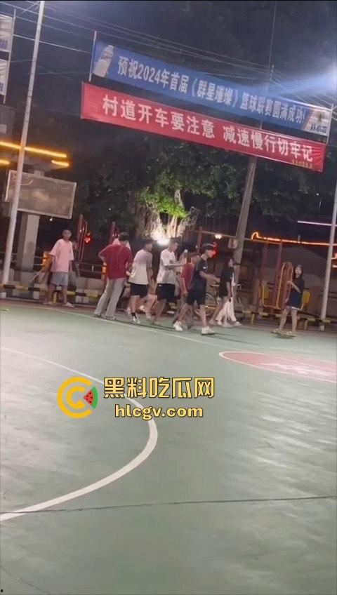 广东揭阳男孩篮球场飞踢女孩引发争议!电动车钥匙被丢失,赔偿不成暴力相向,网友分成两派! 第13张 广东揭阳男孩篮球场飞踢女孩引发争议!电动车钥匙被丢失,赔偿不成暴力相向,网友分成两派! 第13张