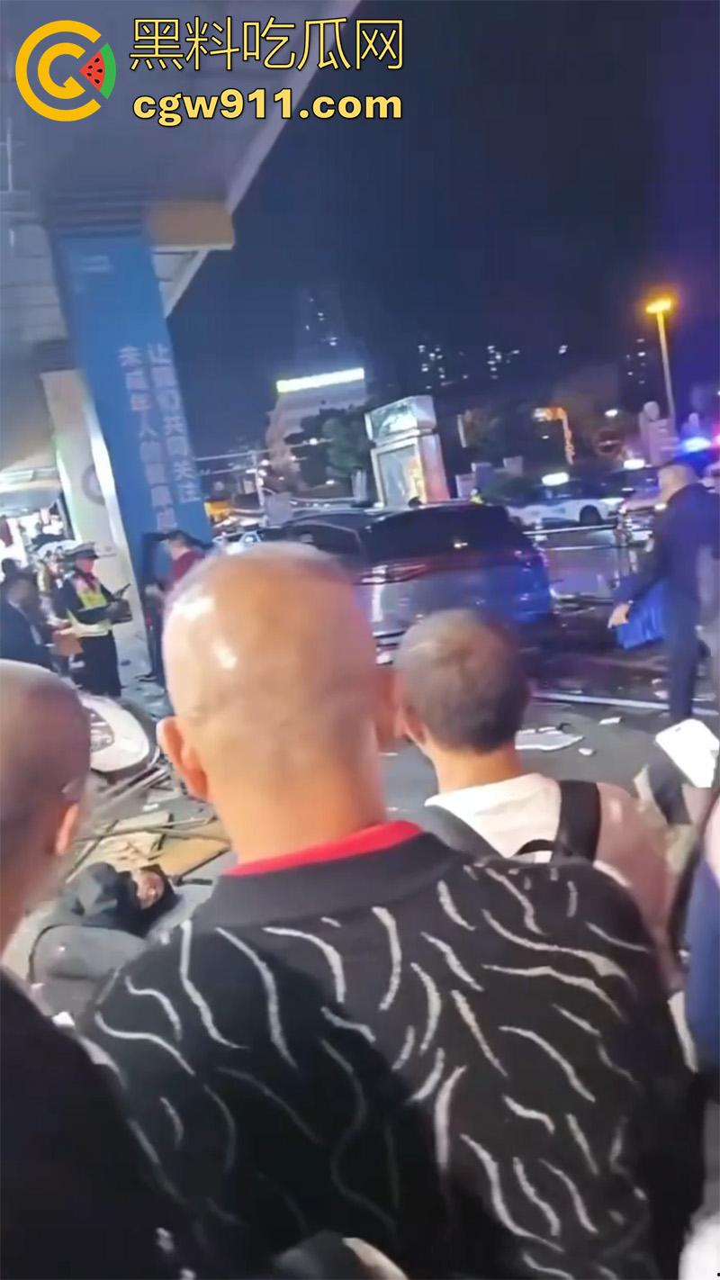 四川泸州龙马潭区,发生严重交通事故,小型汽车通过路口后加速撞向人行道,撞倒5名行人,导致2人当场死亡。 第4张 四川泸州龙马潭区,发生严重交通事故,小型汽车通过路口后加速撞向人行道,撞倒5名行人,导致2人当场死亡。 第4张