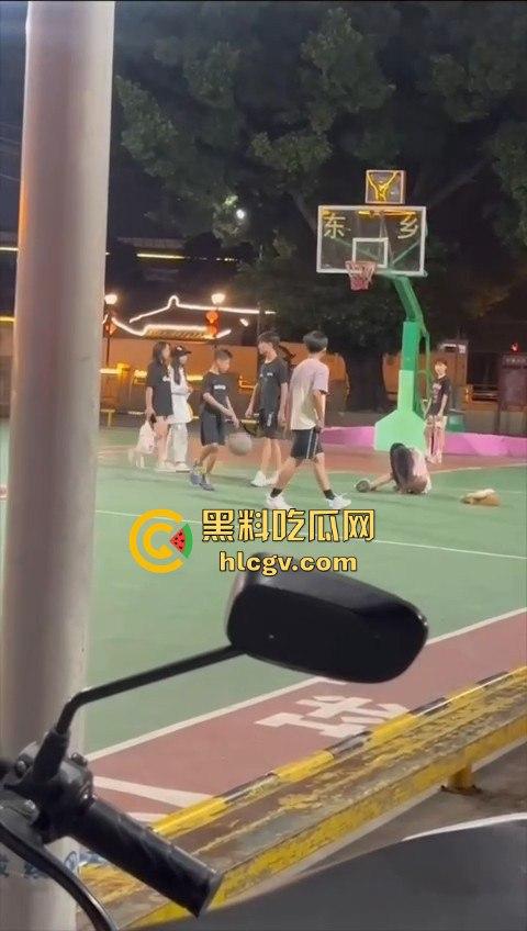广东揭阳男孩篮球场飞踢女孩引发争议!电动车钥匙被丢失,赔偿不成暴力相向,网友分成两派! 第17张 广东揭阳男孩篮球场飞踢女孩引发争议!电动车钥匙被丢失,赔偿不成暴力相向,网友分成两派! 第17张