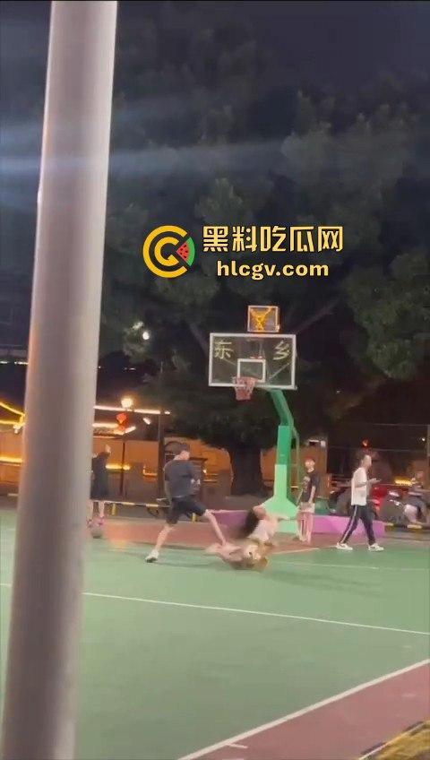 广东揭阳男孩篮球场飞踢女孩引发争议!电动车钥匙被丢失,赔偿不成暴力相向,网友分成两派! 第18张 广东揭阳男孩篮球场飞踢女孩引发争议!电动车钥匙被丢失,赔偿不成暴力相向,网友分成两派! 第18张