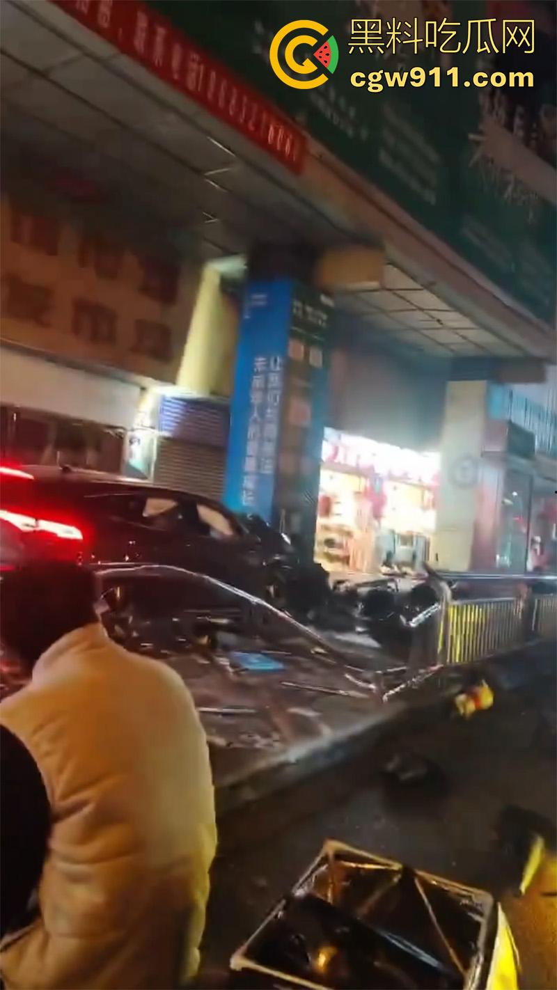 四川泸州龙马潭区,发生严重交通事故,小型汽车通过路口后加速撞向人行道,撞倒5名行人,导致2人当场死亡。 第6张 四川泸州龙马潭区,发生严重交通事故,小型汽车通过路口后加速撞向人行道,撞倒5名行人,导致2人当场死亡。 第6张