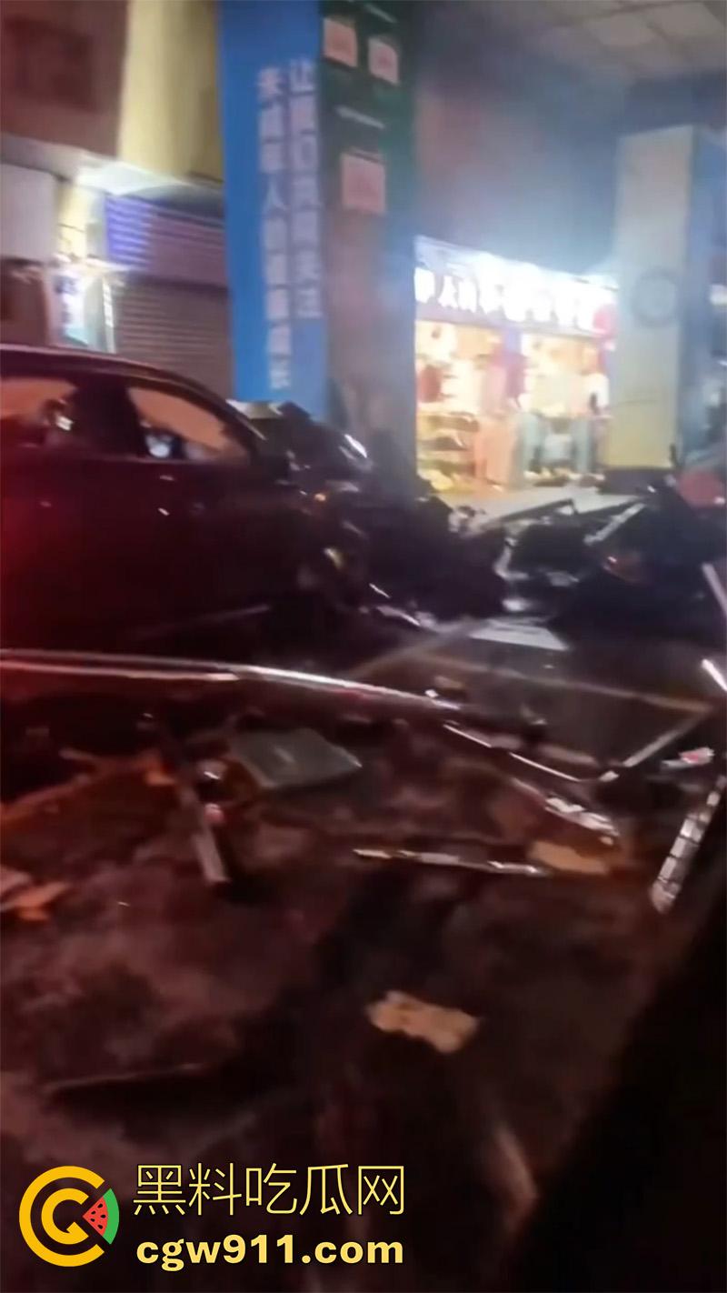 四川泸州龙马潭区,发生严重交通事故,小型汽车通过路口后加速撞向人行道,撞倒5名行人,导致2人当场死亡。 第8张 四川泸州龙马潭区,发生严重交通事故,小型汽车通过路口后加速撞向人行道,撞倒5名行人,导致2人当场死亡。 第8张