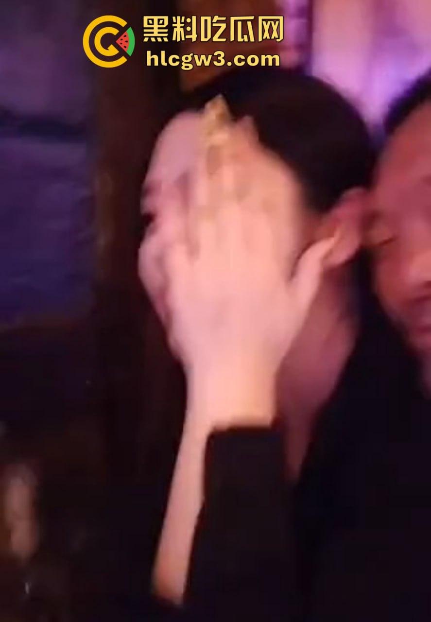 六旬大爷酒吧撩妹成传奇 老牛啃嫩草不落牙,天天换妹打啵亲到腿软 60岁活成20岁的模样! 第1张 六旬大爷酒吧撩妹成传奇 老牛啃嫩草不落牙,天天换妹打啵亲到腿软 60岁活成20岁的模样! 第1张