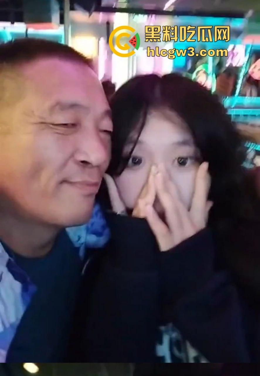 六旬大爷酒吧撩妹成传奇 老牛啃嫩草不落牙,天天换妹打啵亲到腿软 60岁活成20岁的模样! 第2张 六旬大爷酒吧撩妹成传奇 老牛啃嫩草不落牙,天天换妹打啵亲到腿软 60岁活成20岁的模样! 第2张