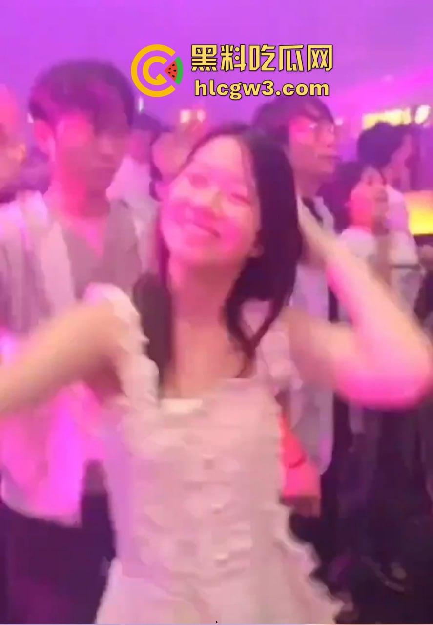 六旬大爷酒吧撩妹成传奇 老牛啃嫩草不落牙,天天换妹打啵亲到腿软 60岁活成20岁的模样! 第3张 六旬大爷酒吧撩妹成传奇 老牛啃嫩草不落牙,天天换妹打啵亲到腿软 60岁活成20岁的模样! 第3张