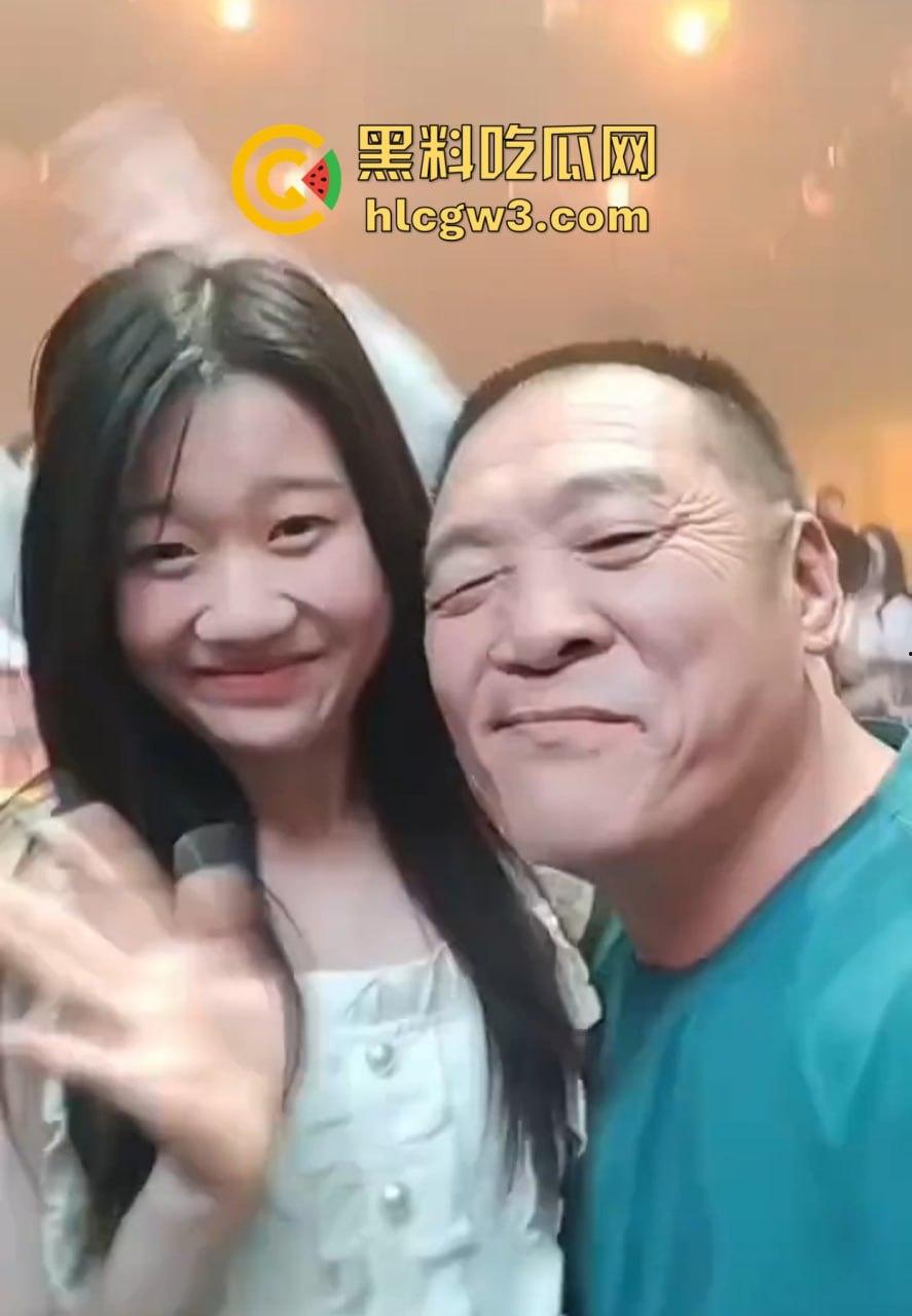 六旬大爷酒吧撩妹成传奇 老牛啃嫩草不落牙,天天换妹打啵亲到腿软 60岁活成20岁的模样! 第4张 六旬大爷酒吧撩妹成传奇 老牛啃嫩草不落牙,天天换妹打啵亲到腿软 60岁活成20岁的模样! 第4张