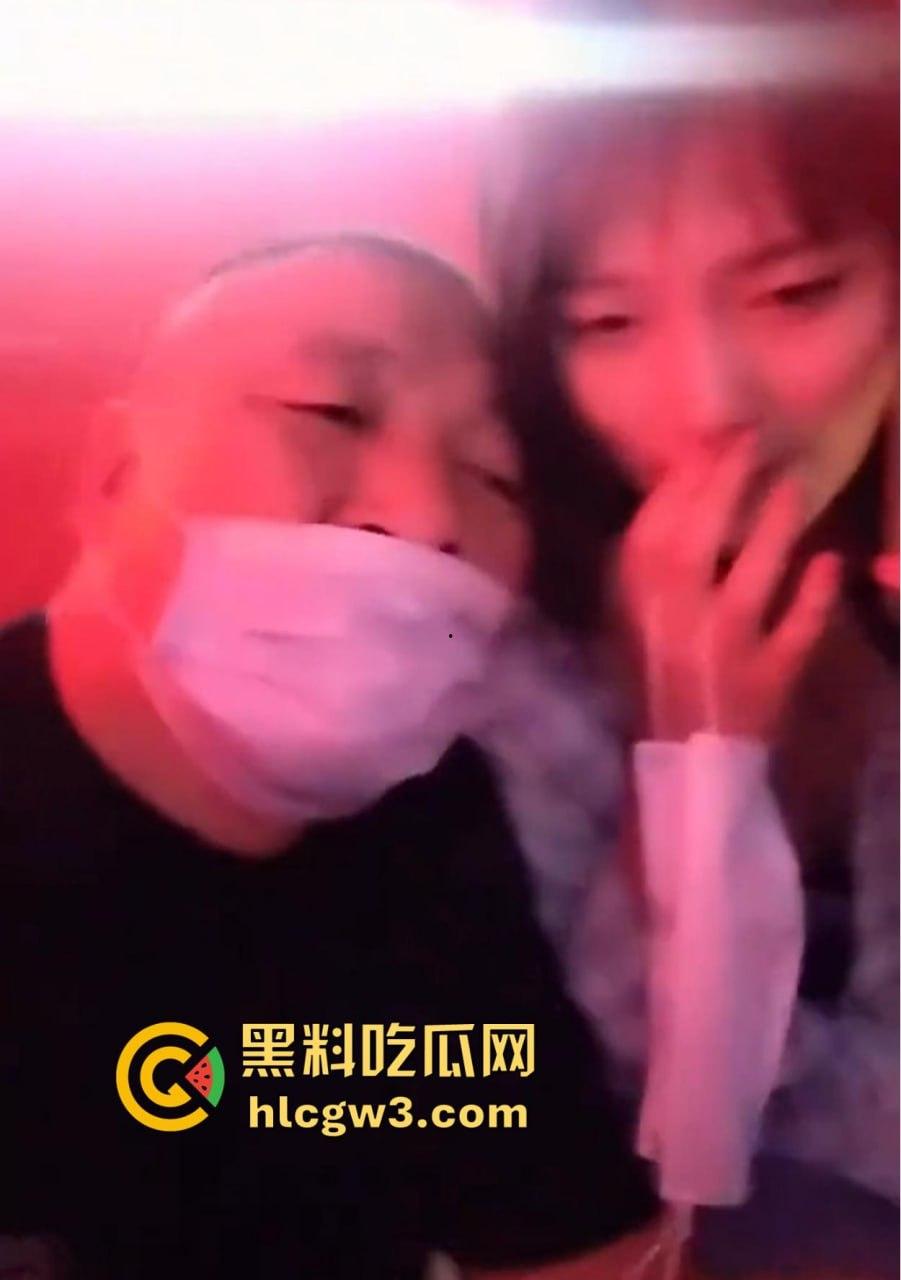 六旬大爷酒吧撩妹成传奇 老牛啃嫩草不落牙,天天换妹打啵亲到腿软 60岁活成20岁的模样! 第6张 六旬大爷酒吧撩妹成传奇 老牛啃嫩草不落牙,天天换妹打啵亲到腿软 60岁活成20岁的模样! 第6张