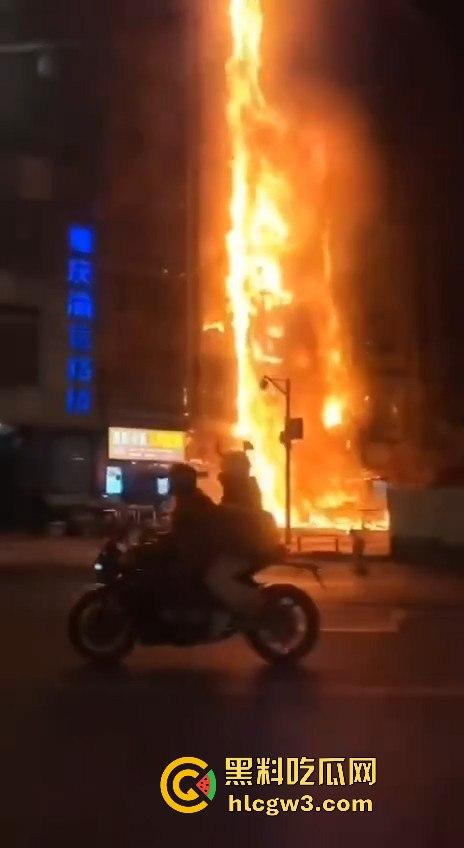 重庆南坪江南装饰城突发火灾!火光冲天令人心惊,愿所有人都能平安无事! 第7张 重庆南坪江南装饰城突发火灾!火光冲天令人心惊,愿所有人都能平安无事! 第7张