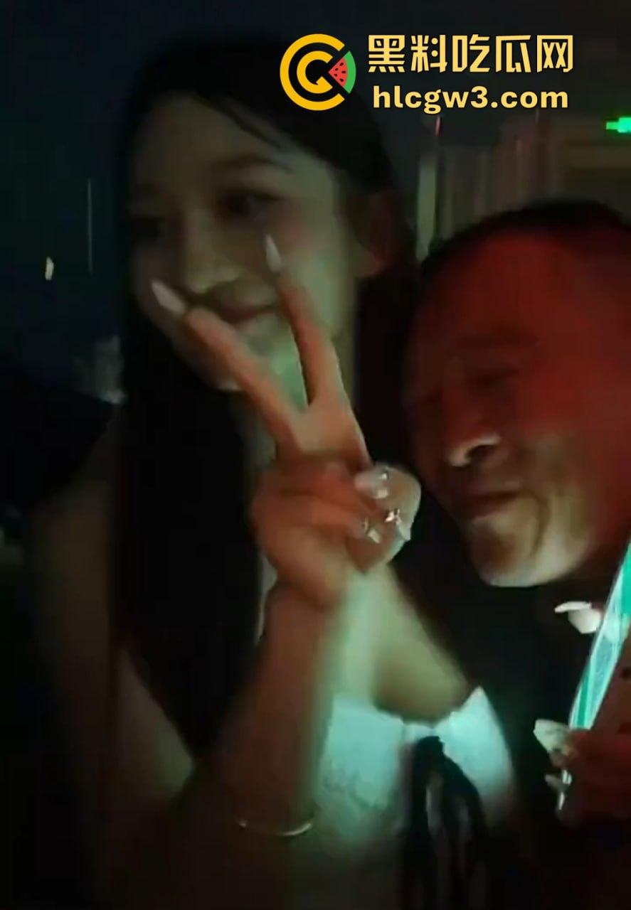 六旬大爷酒吧撩妹成传奇 老牛啃嫩草不落牙,天天换妹打啵亲到腿软 60岁活成20岁的模样! 第10张 六旬大爷酒吧撩妹成传奇 老牛啃嫩草不落牙,天天换妹打啵亲到腿软 60岁活成20岁的模样! 第10张