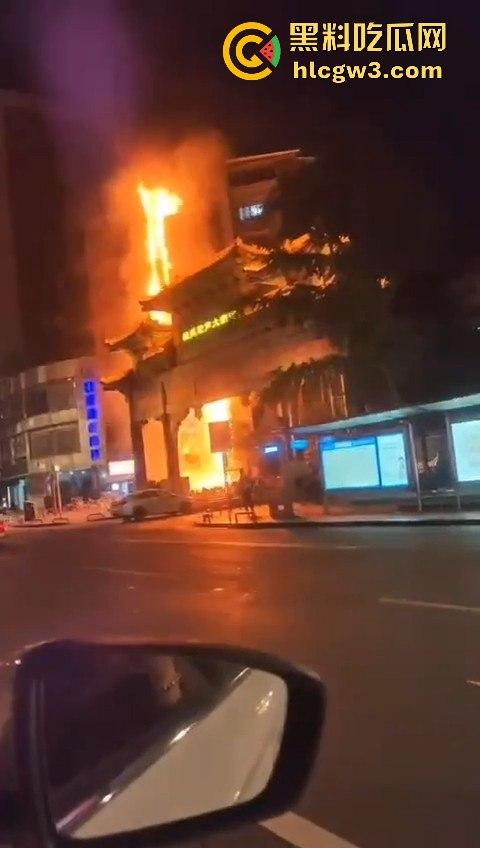 重庆南坪江南装饰城突发火灾!火光冲天令人心惊,愿所有人都能平安无事! 第8张 重庆南坪江南装饰城突发火灾!火光冲天令人心惊,愿所有人都能平安无事! 第8张