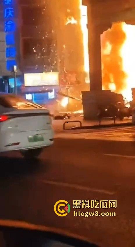 重庆南坪江南装饰城突发火灾!火光冲天令人心惊,愿所有人都能平安无事! 第9张 重庆南坪江南装饰城突发火灾!火光冲天令人心惊,愿所有人都能平安无事! 第9张