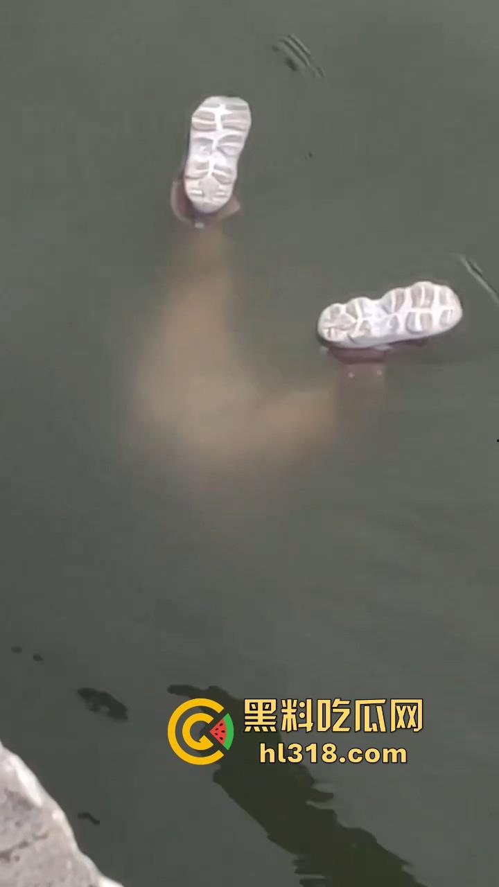 马来西亚母携女跳海轻生,疑似家庭纠纷和争夺抚养权问题,这女真狠啊,自己想不开还带上自己女儿! 第4张 马来西亚母携女跳海轻生,疑似家庭纠纷和争夺抚养权问题,这女真狠啊,自己想不开还带上自己女儿! 第4张