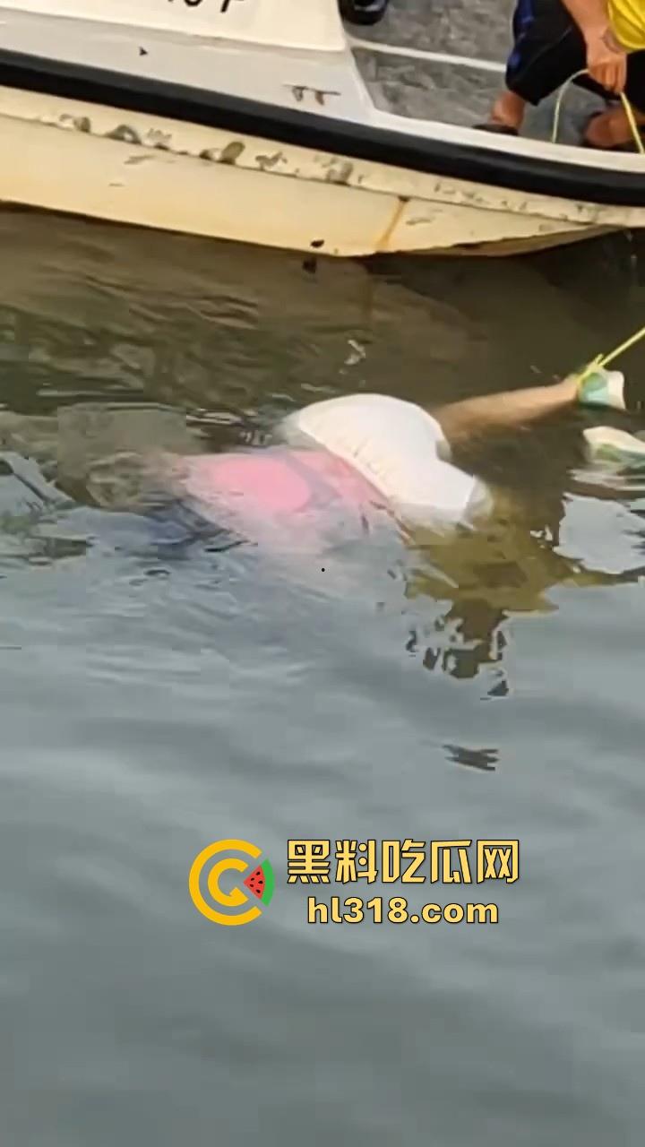 马来西亚母携女跳海轻生,疑似家庭纠纷和争夺抚养权问题,这女真狠啊,自己想不开还带上自己女儿! 第5张 马来西亚母携女跳海轻生,疑似家庭纠纷和争夺抚养权问题,这女真狠啊,自己想不开还带上自己女儿! 第5张