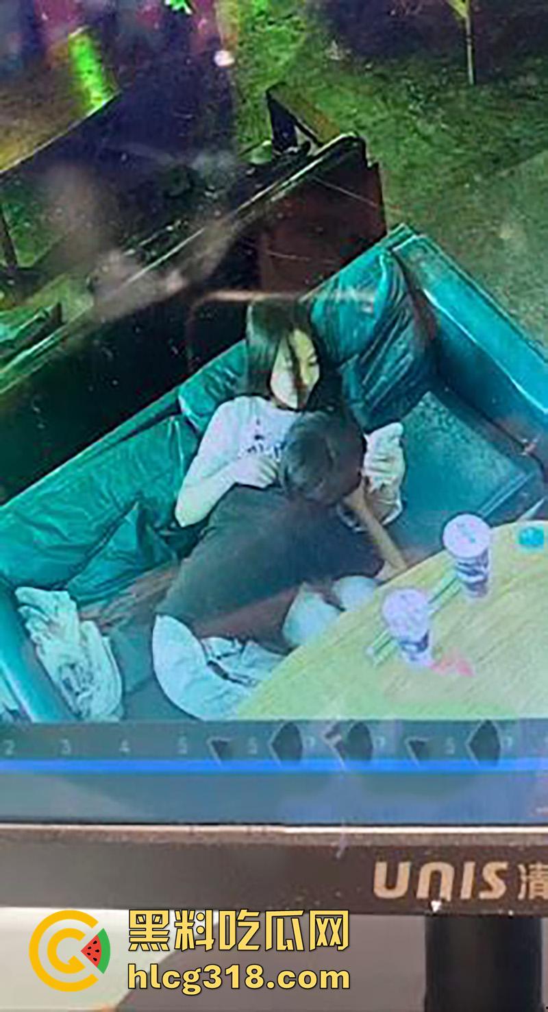 奶茶店偷情玩的就是刺激!广西玉林仙尼奶茶店,高冷校花女神【孙晓慧】,竟给陌生男子口交被曝光! 第5张 奶茶店偷情玩的就是刺激!广西玉林仙尼奶茶店,高冷校花女神【孙晓慧】,竟给陌生男子口交被曝光! 第5张