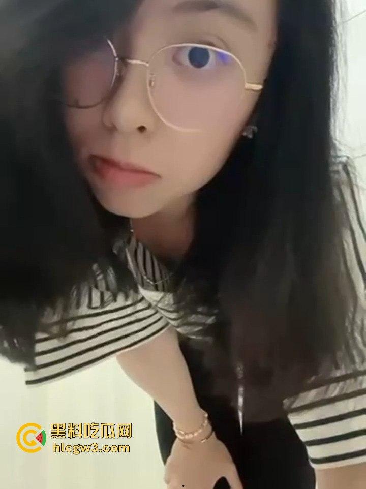 南京信息工程大学毕业妹子『江雅茹』 爱给男友发自拍抠逼视频,结果不小心流出骚话满屏直击灵魂! 第2张 南京信息工程大学毕业妹子『江雅茹』 爱给男友发自拍抠逼视频,结果不小心流出骚话满屏直击灵魂! 第2张