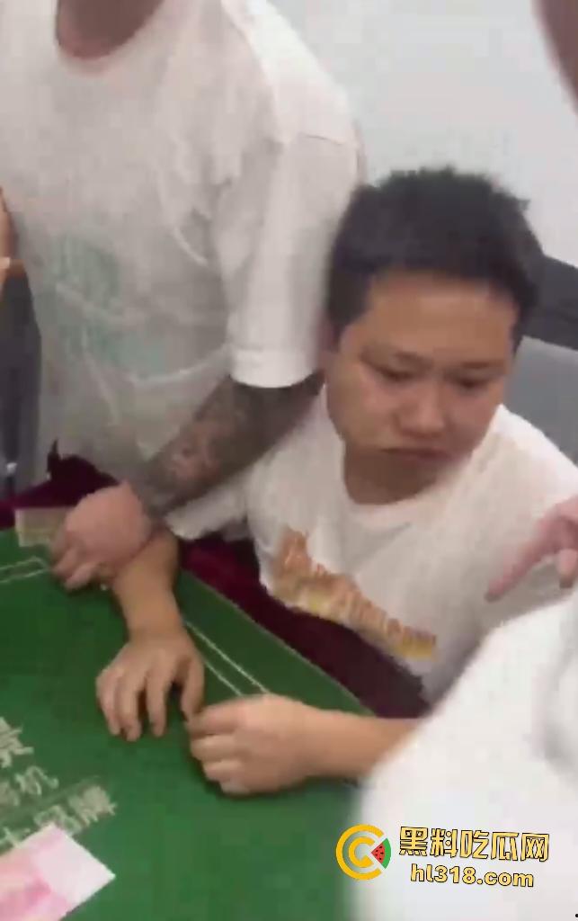 赌桌惊两男子出千被抓,隐形眼镜透视牌面暴露,兄弟被揍成猪头,屎都快打出来了! 第1张 赌桌惊两男子出千被抓,隐形眼镜透视牌面暴露,兄弟被揍成猪头,屎都快打出来了! 第1张