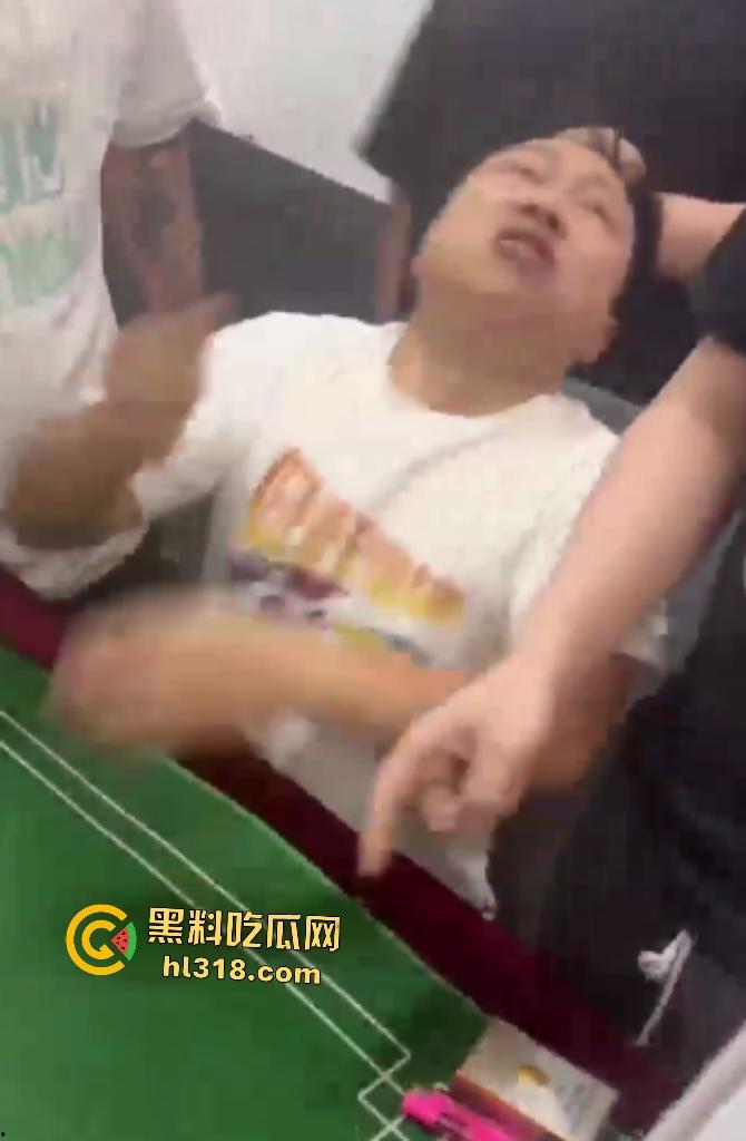 赌桌惊两男子出千被抓,隐形眼镜透视牌面暴露,兄弟被揍成猪头,屎都快打出来了! 第2张 赌桌惊两男子出千被抓,隐形眼镜透视牌面暴露,兄弟被揍成猪头,屎都快打出来了! 第2张