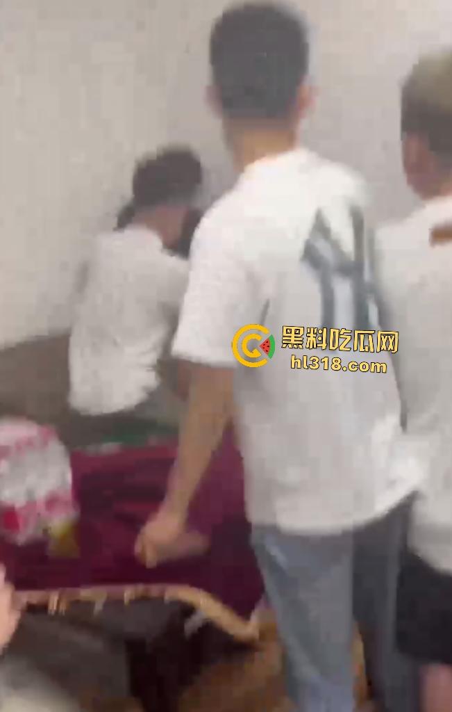 赌桌惊两男子出千被抓,隐形眼镜透视牌面暴露,兄弟被揍成猪头,屎都快打出来了! 第8张 赌桌惊两男子出千被抓,隐形眼镜透视牌面暴露,兄弟被揍成猪头,屎都快打出来了! 第8张