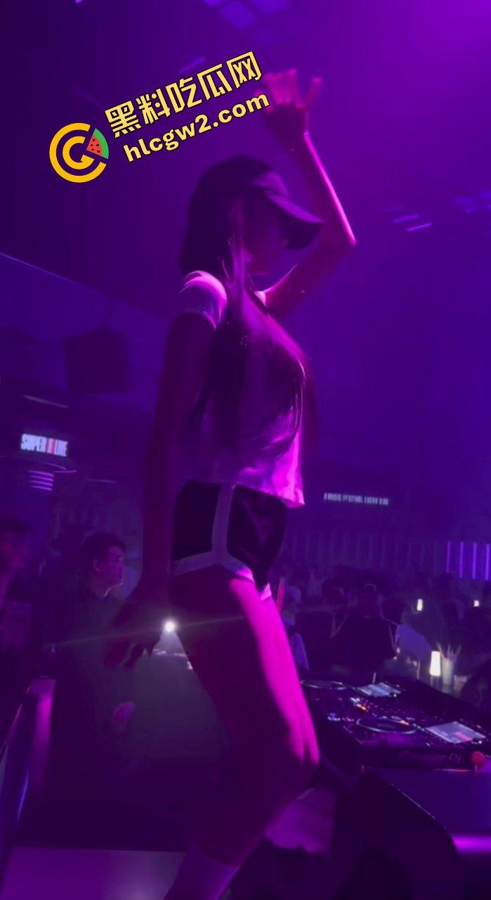 抖音清纯反差婊学生妹『愛意随風起』酒吧蹦迪被灌醉 到单男家后入猛怼!独家曝光! 第7张 抖音清纯反差婊学生妹『愛意随風起』酒吧蹦迪被灌醉 到单男家后入猛怼!独家曝光! 第7张