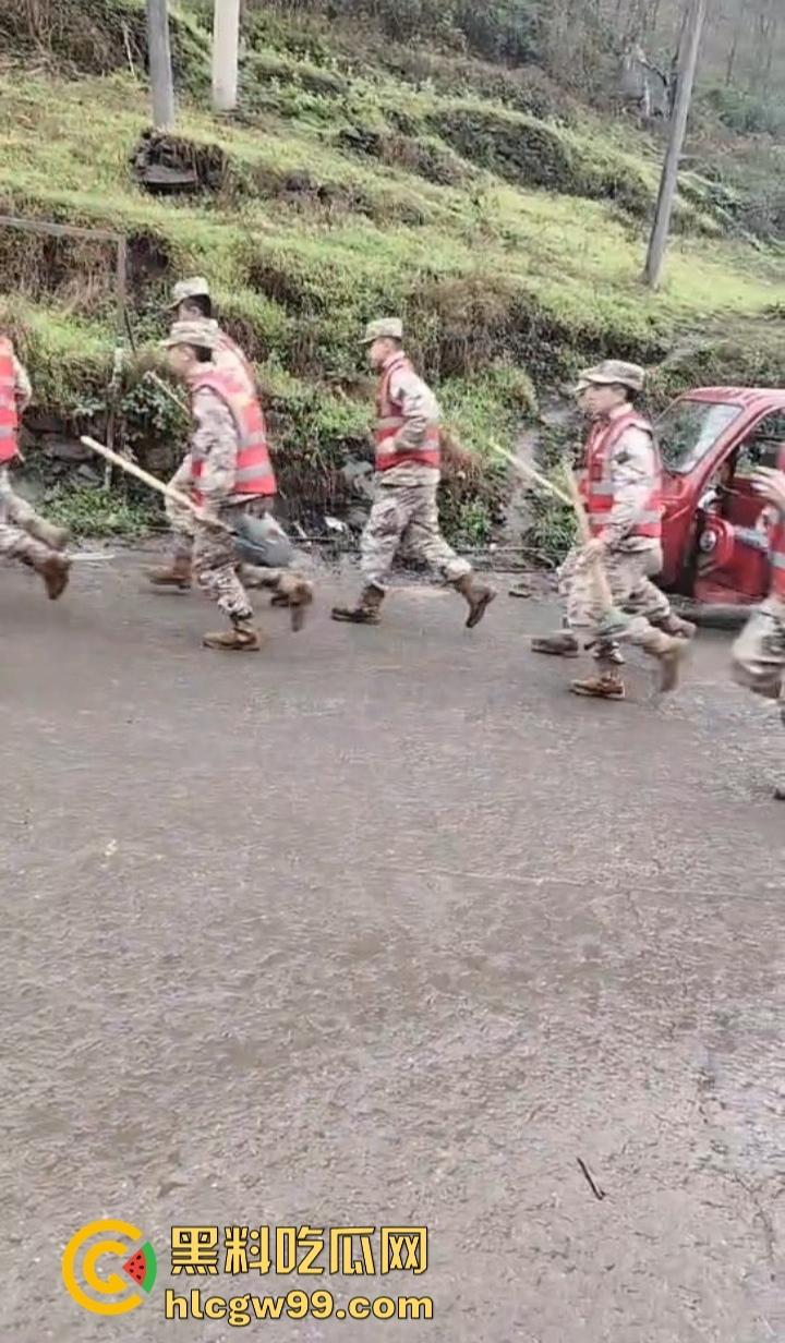 四川宜宾筠连县突发山体滑坡 多间民房瞬间被吞噬 人员被埋 官兵火速展开紧急救援！  第3张