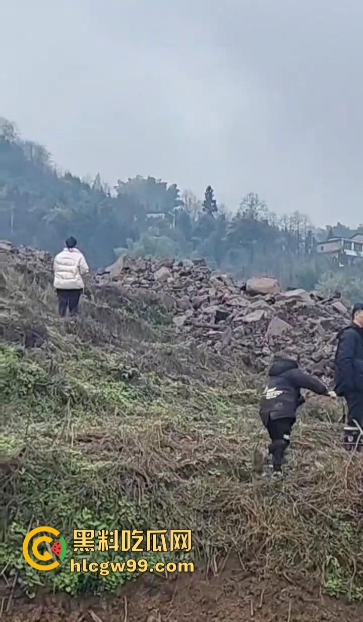 四川宜宾筠连县突发山体滑坡 多间民房瞬间被吞噬 人员被埋 官兵火速展开紧急救援！  第4张