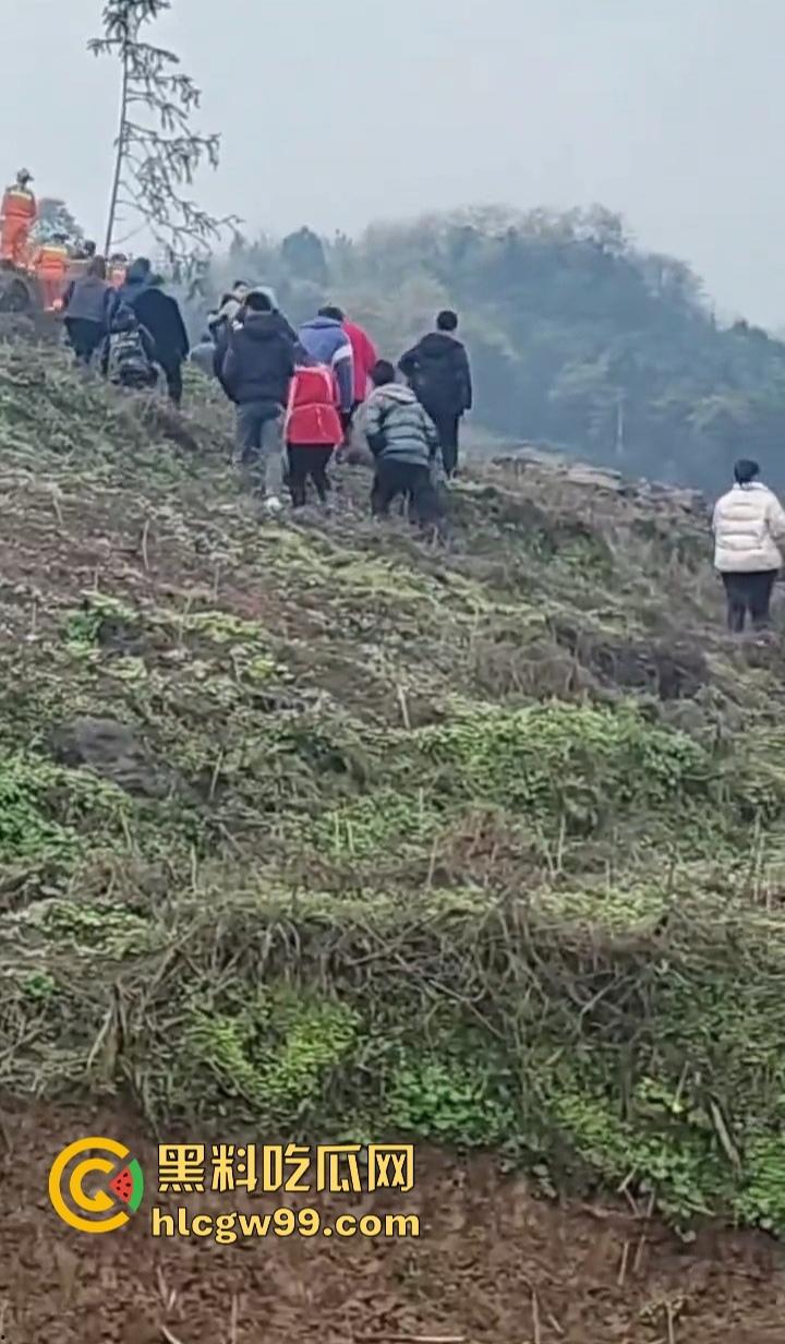 四川宜宾筠连县突发山体滑坡 多间民房瞬间被吞噬 人员被埋 官兵火速展开紧急救援！  第5张