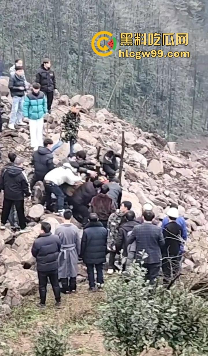 四川宜宾筠连县突发山体滑坡 多间民房瞬间被吞噬 人员被埋 官兵火速展开紧急救援！  第6张