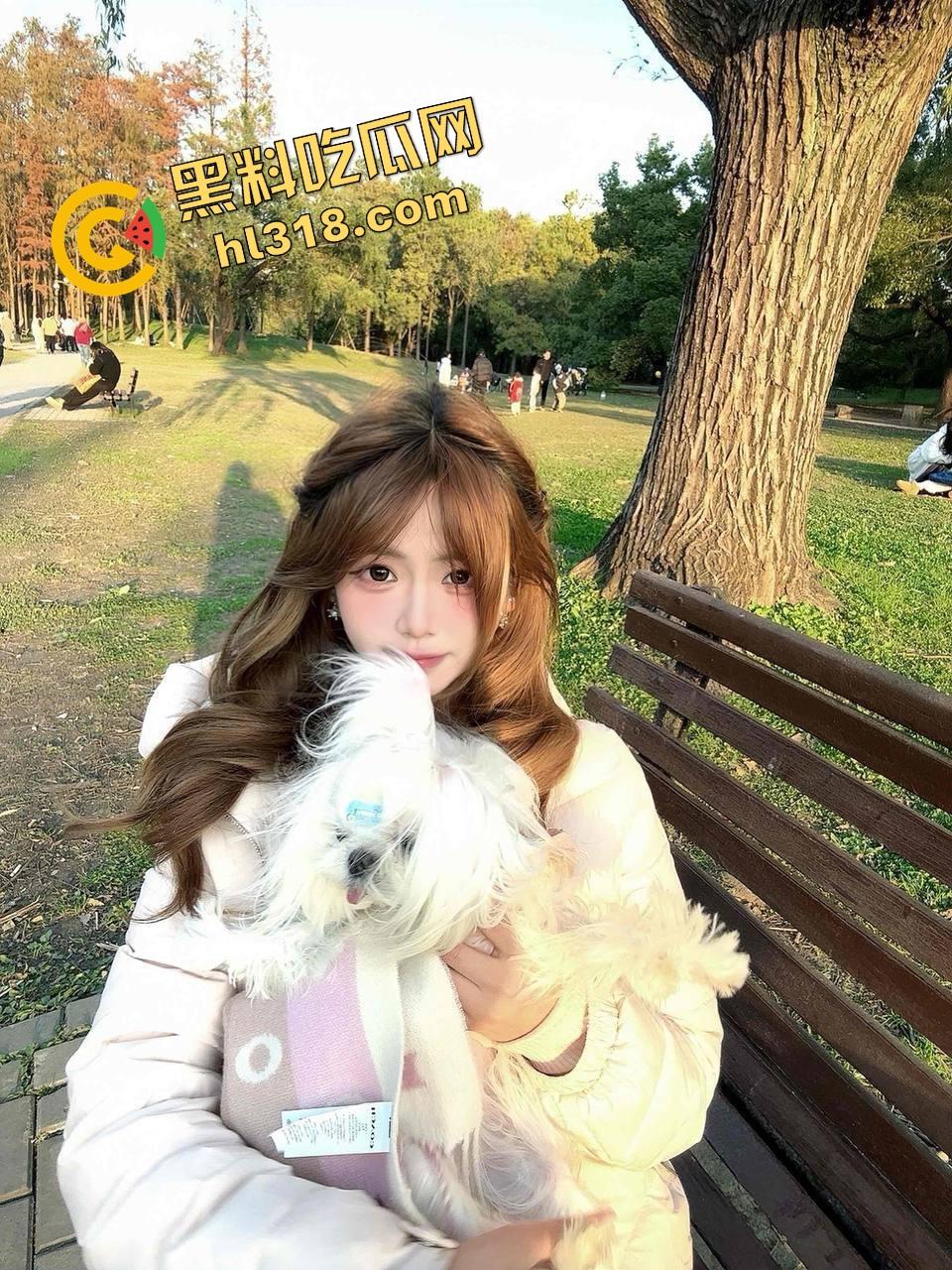 带你们见识牛逼新境界，路边防撞铁杆子也能用来自嗨，一屁股坐下去整个逼深不可测！  第1张