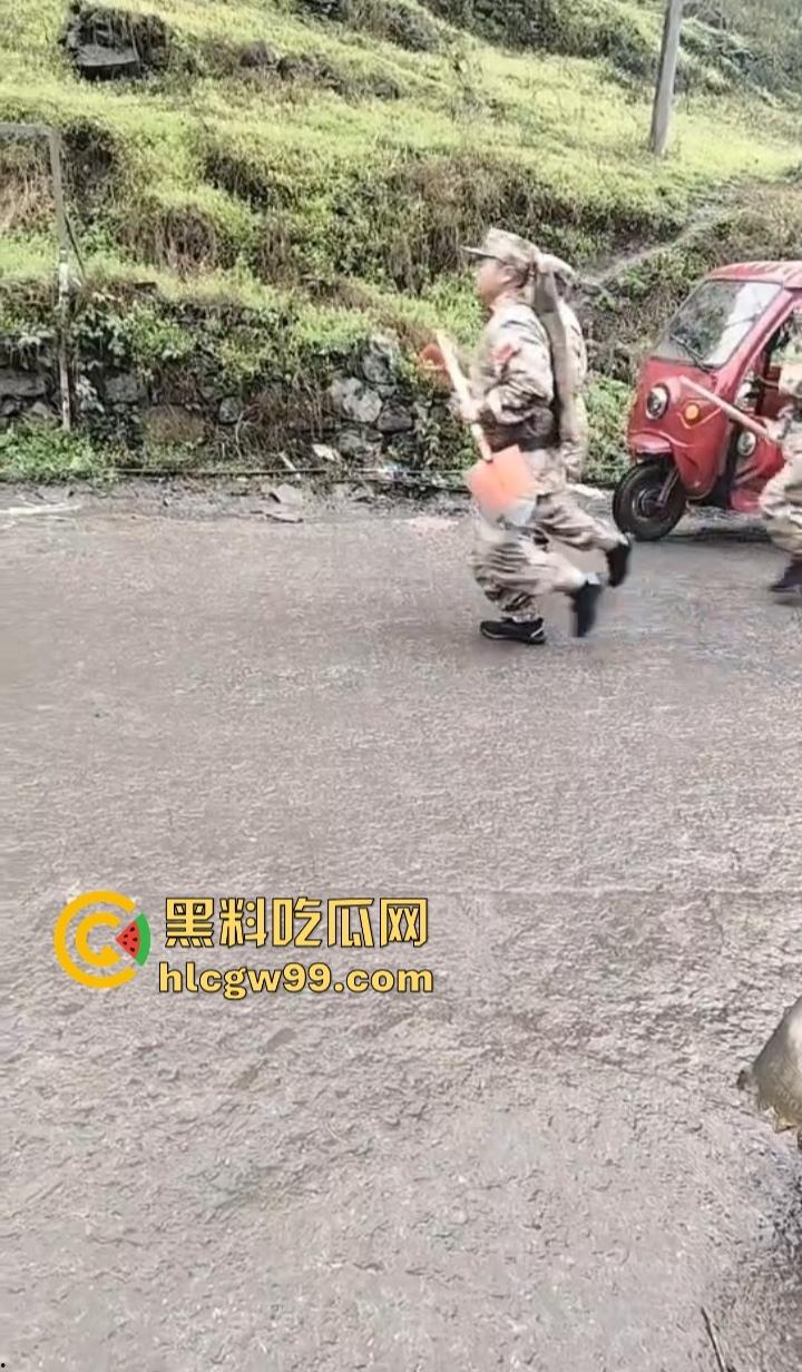 四川宜宾筠连县突发山体滑坡 多间民房瞬间被吞噬 人员被埋 官兵火速展开紧急救援！  第9张